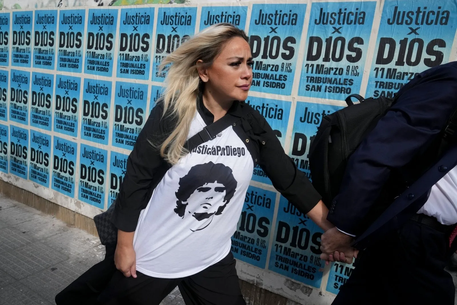 Muestran foto inédita de Maradona en su lecho de muerte (Video)