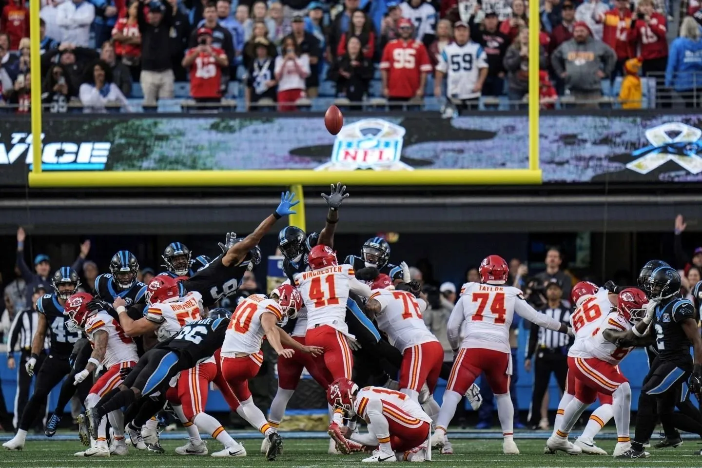 Patrick Mahomes y los Chiefs vencen 30-27 a los Panthers con el gol de campo de Shrader