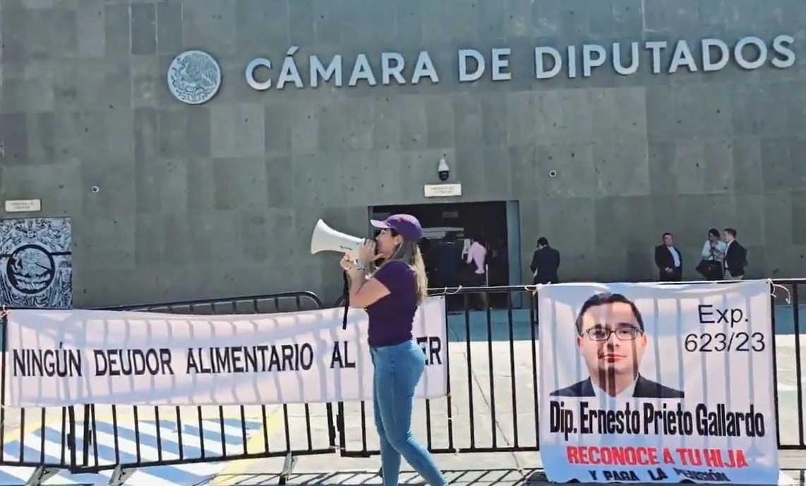 En las puertas de la Cámara de Diputados, acusan a legislador morenista de ser deudor alimentario