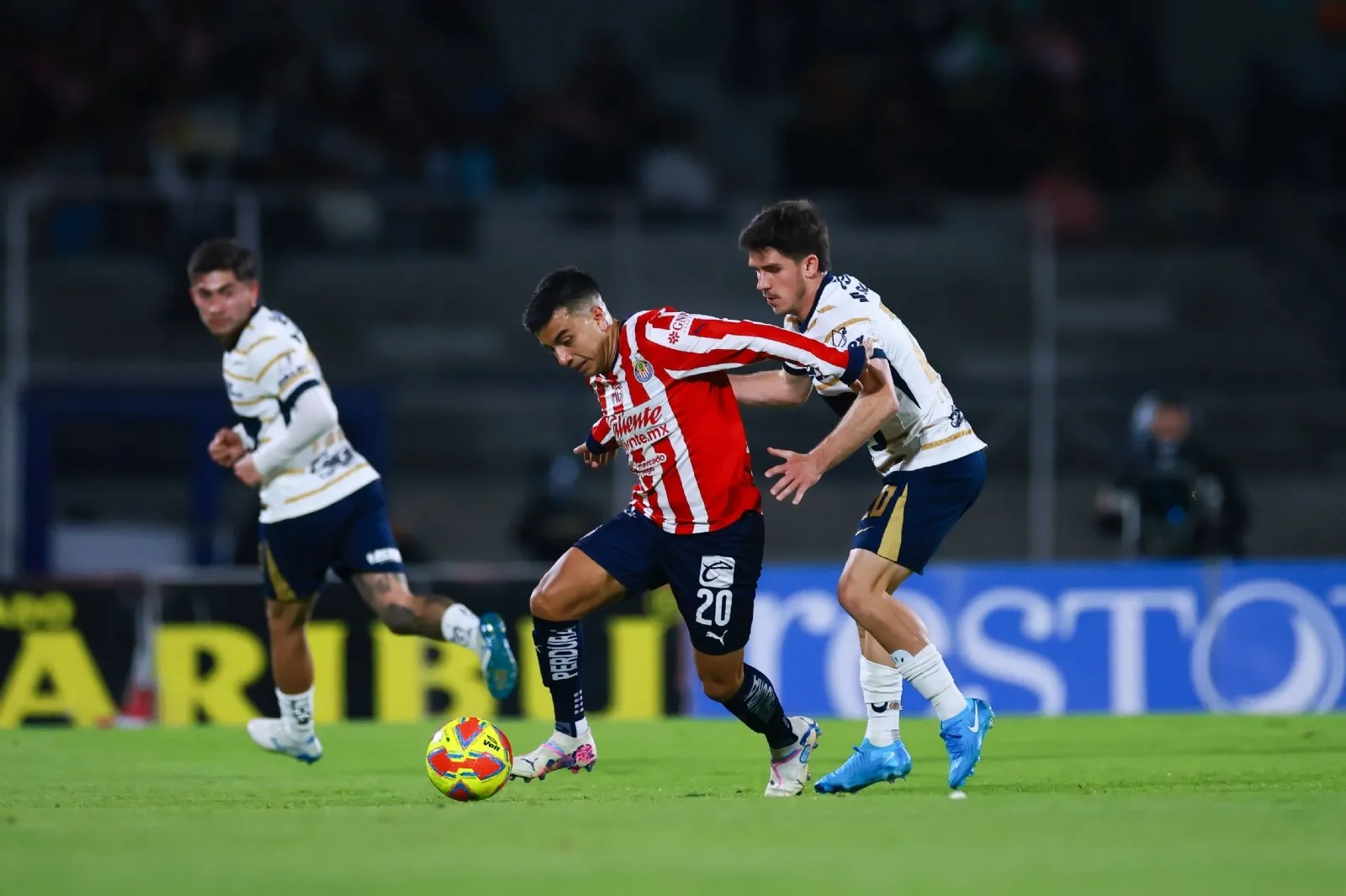 Chivas vence 1-0 a Pumas en un deslucido partido (Videos)