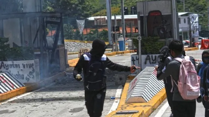 Normalistas toman casetas de cobro para protestar por la desaparición forzada de sus 43 compañeros