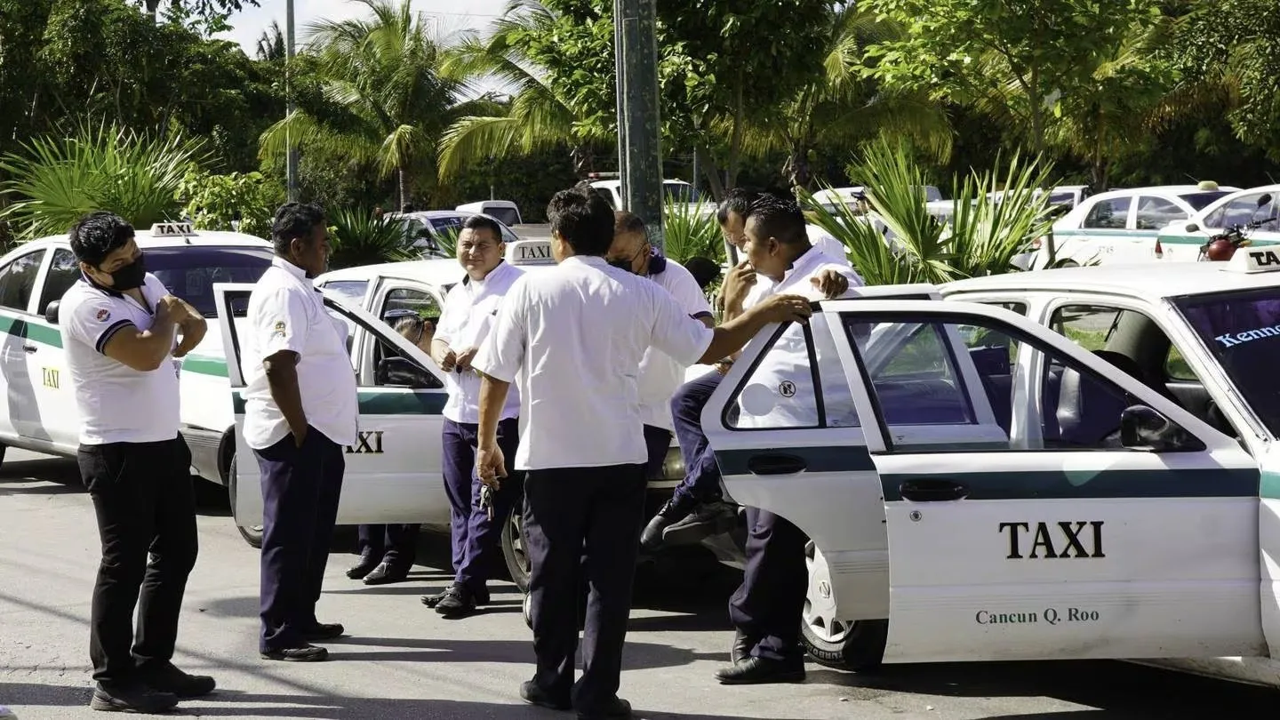 Tras agresiones a turistas y operadores de Uber, Quintana Roo endurece penas contra taxistas