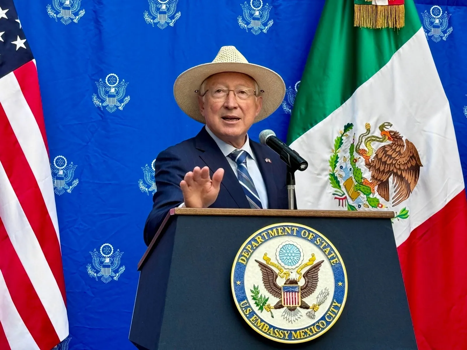 La Cancillería responde con una nota diplomática a las críticas de Ken Salazar