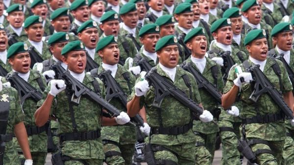 Desfile militar por el 210 Aniversario de la Independencia