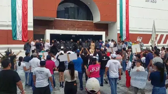 Magistrado recibe piedrazo durante trifulca afuera del Congreso de Colima; avalan reforma judicial