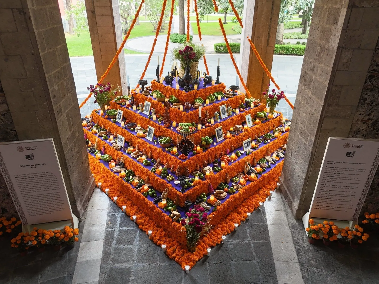 Ofrenda por el Día de Muertos en Palacio Nacional está dedicada a las heroínas de la patria (Video)