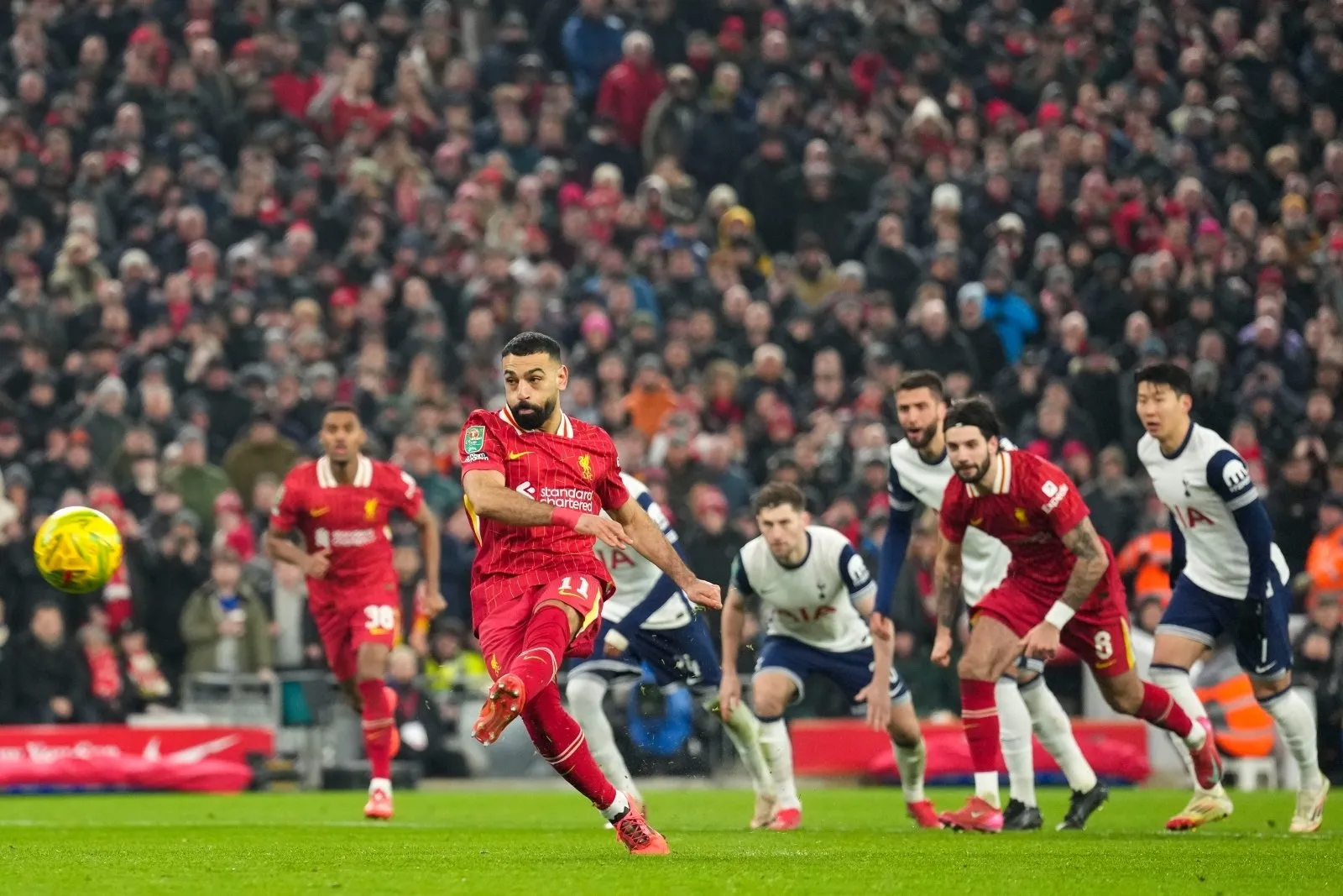 Liverpool arrasa 4-0 a Tottenham y se enfrentará a Newcastle en final de la Copa de la Liga