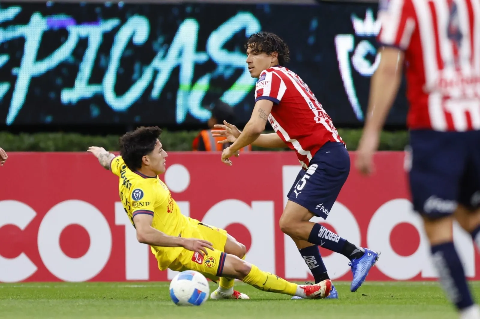 Con un autogol del uruguayo Cáceres, Chivas toma ventaja sobre América en la Concacaf (Video)