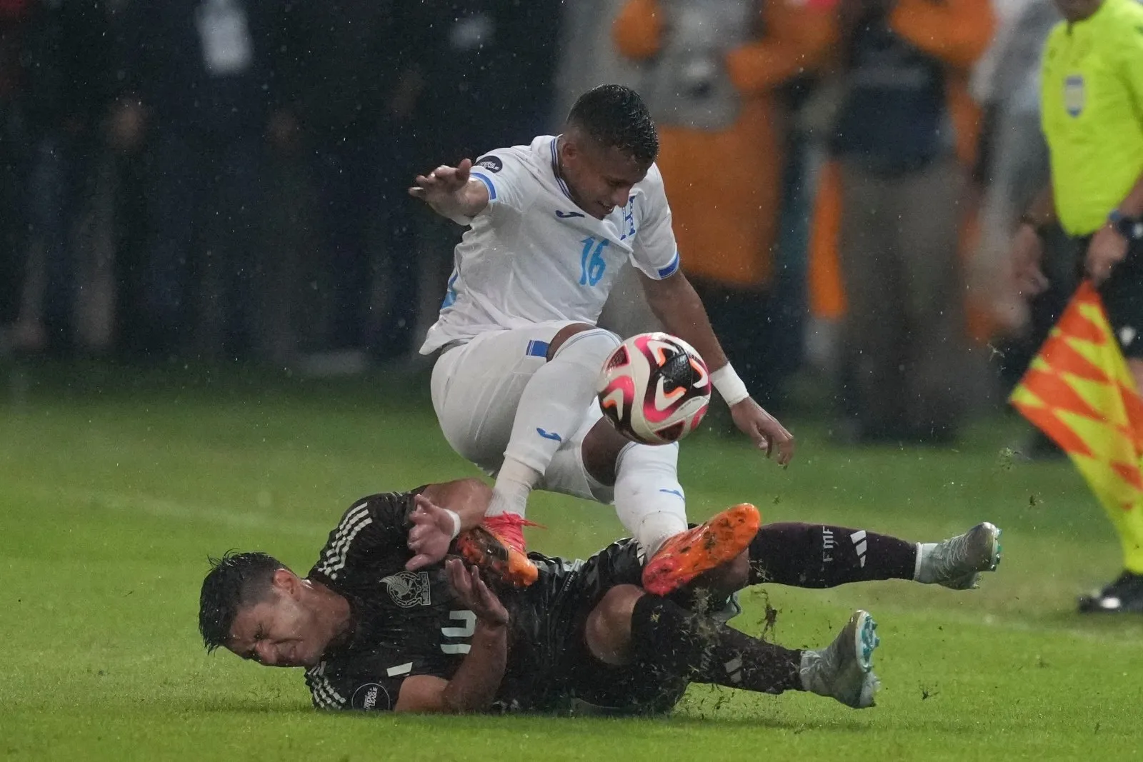 Honduras derrota 2-0 a México y coquetea con semifinales de la Liga de Naciones