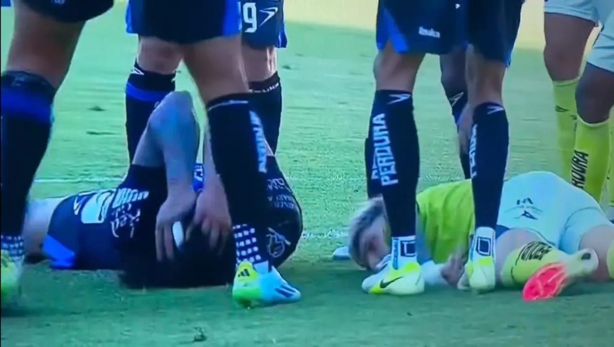 Emiliano Gómez, jugador del Puebla, convulsiona durante un partido tras choque de cabezas (Video)