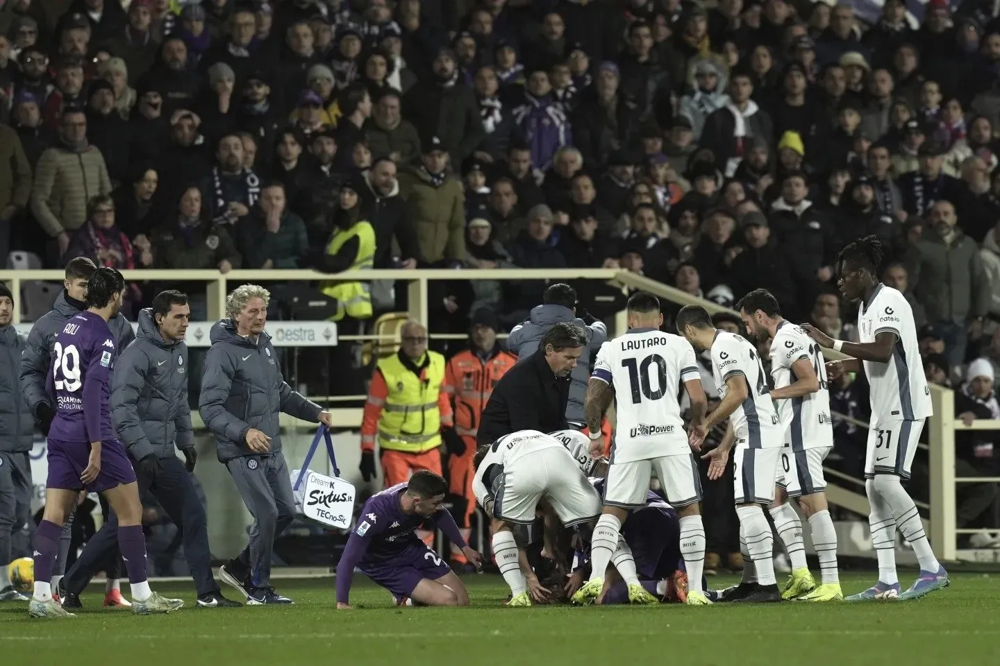 Edoardo Bove, jugador de la Fiorentina, está en coma inducido tras desplomarse en un partido (Video)