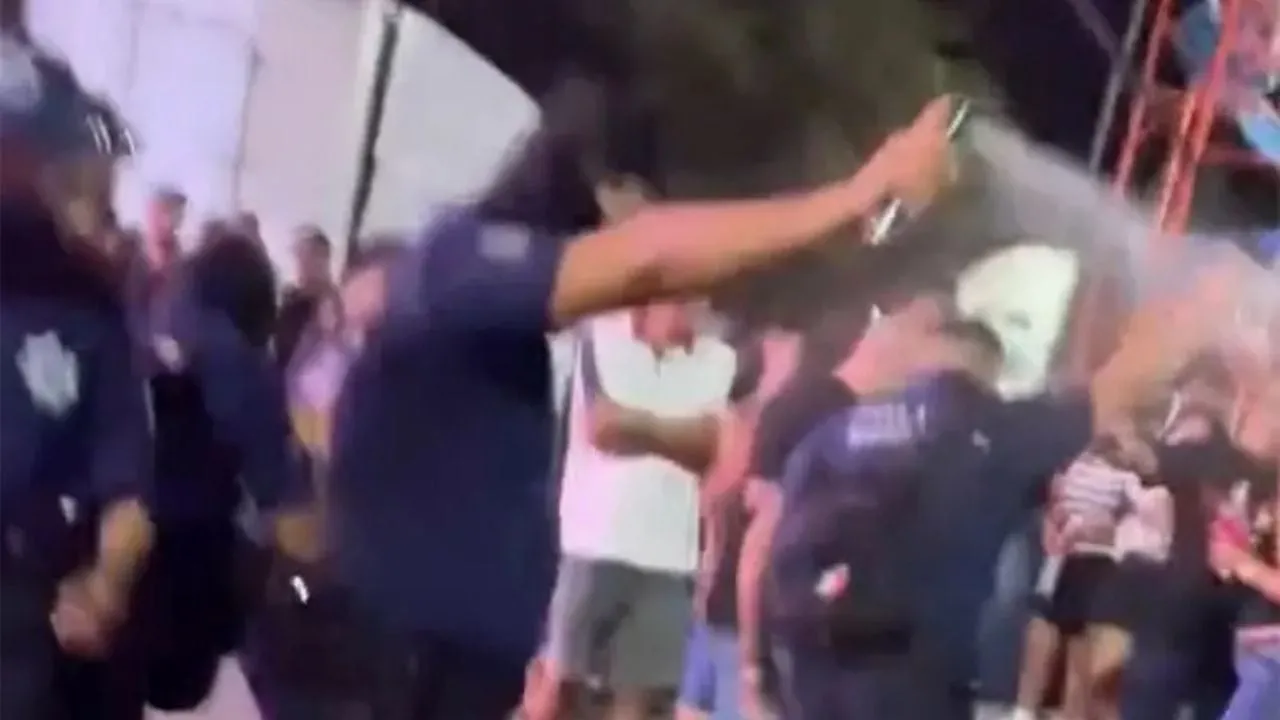Policías rocían gas pimienta a asistentes a concierto de "El Gran Silencio" en Manzanillo (Video)