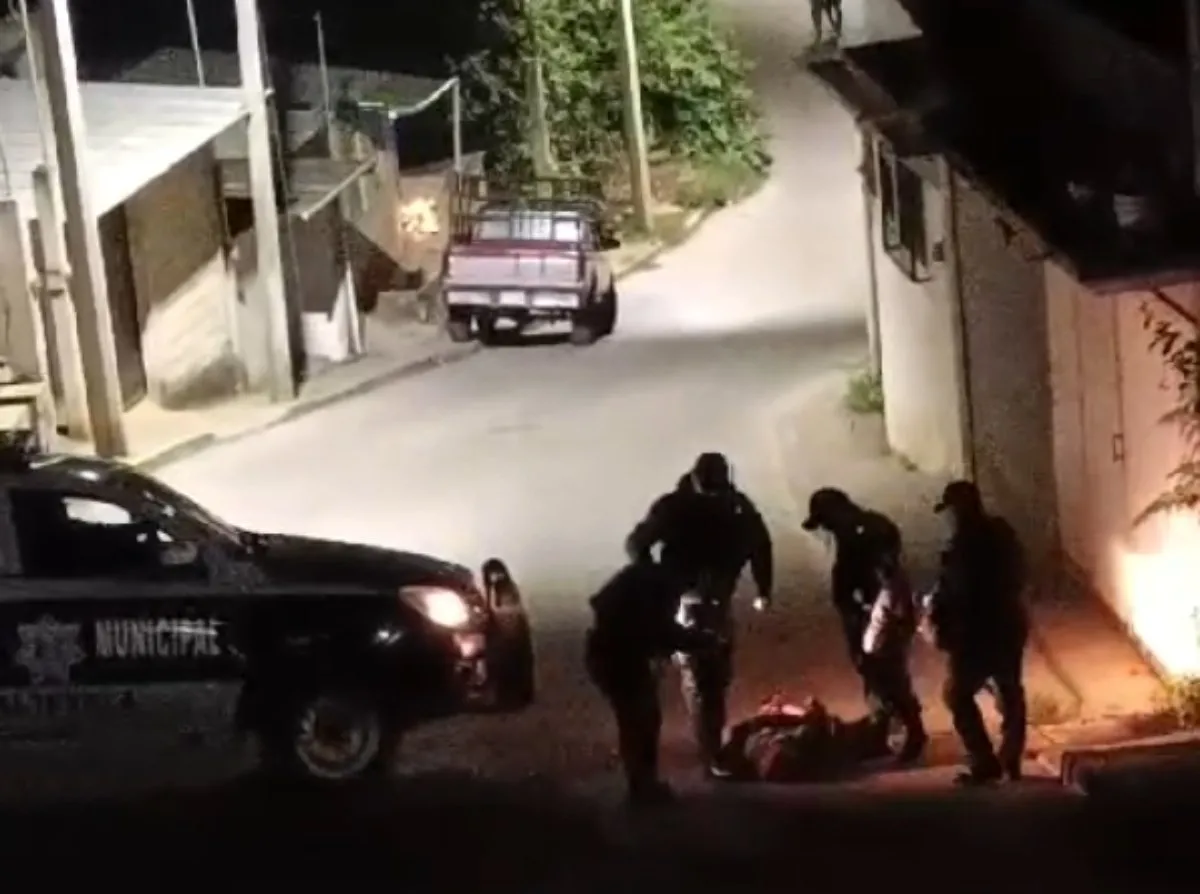 Graban golpiza de policías de Tlatetela, Veracruz, a un ciudadano (Video)