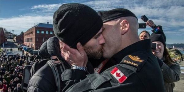 Cómo fue el histórico beso gay de soldados en Canadá.