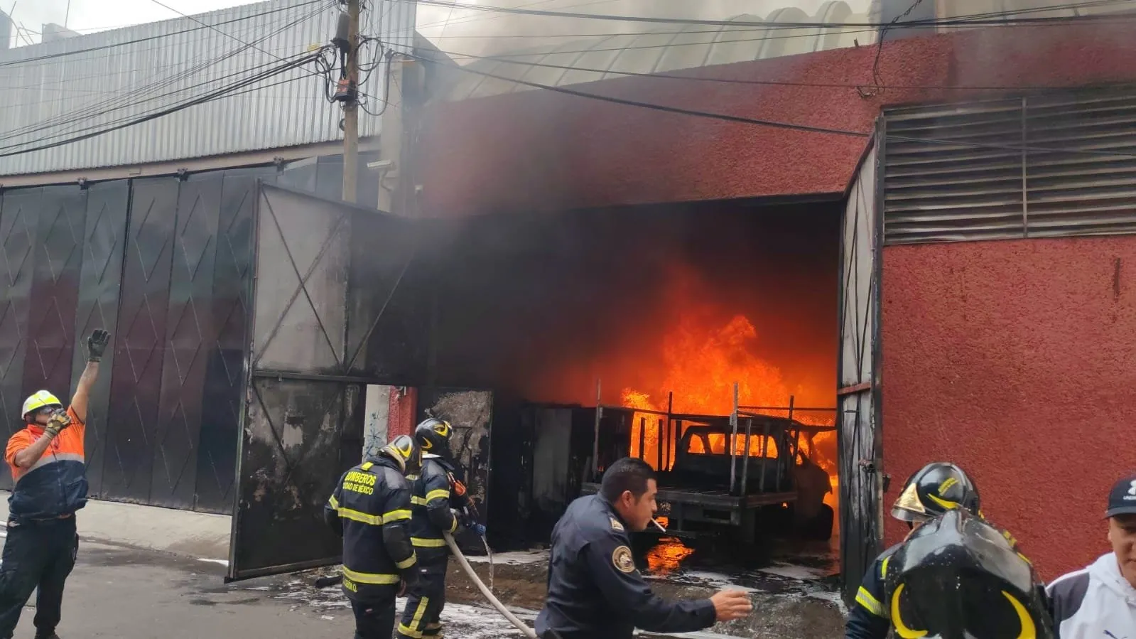 Arde una fábrica de muebles en Iztapalapa; evacuan a 30 personas