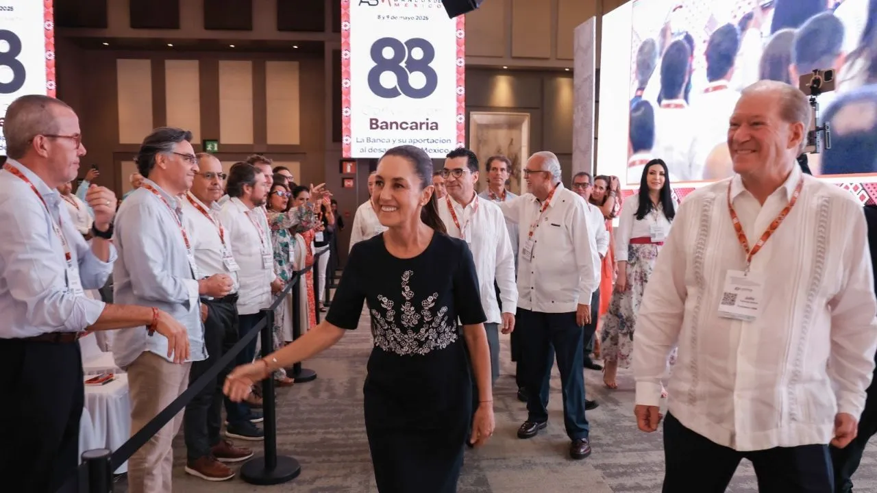 Sheinbaum no llegó sola, llegó entre aplausos de banqueros... y sin mencionar el Fobaproa