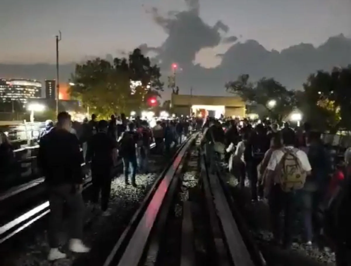 Caos en las Líneas 8 y 9 del Metro en plena hora pico; usuarios caminaron por las vías (Videos)