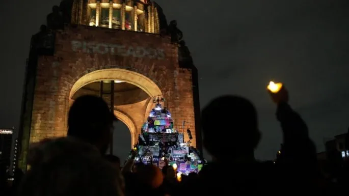 "D.E.P. división de poderes" reprochan trabajadores del Poder Judicial con ofrenda en Monumento a la Revolución