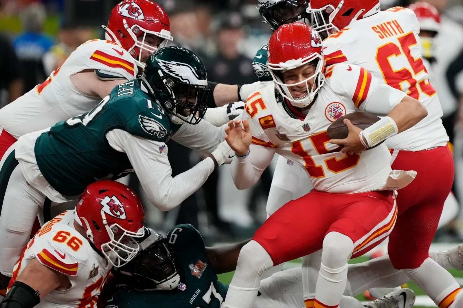 Mahomes lanza dos intercepciones mientras Eagles dominan a la ofensiva de KC en Super Bowl