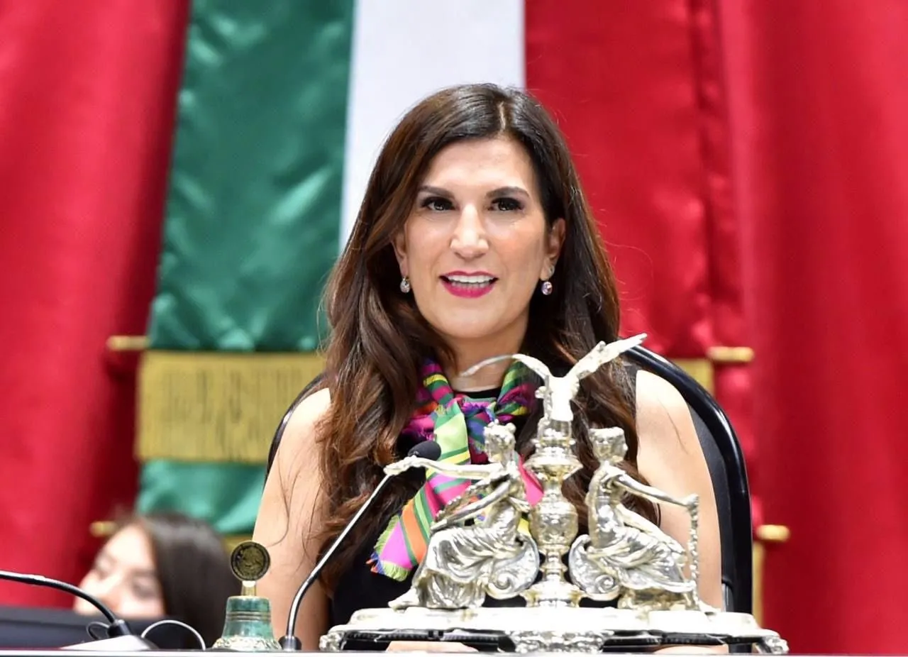 Kenia López Rabadán presentó una iniciativa para cambiar el nombre oficial de México (Video)