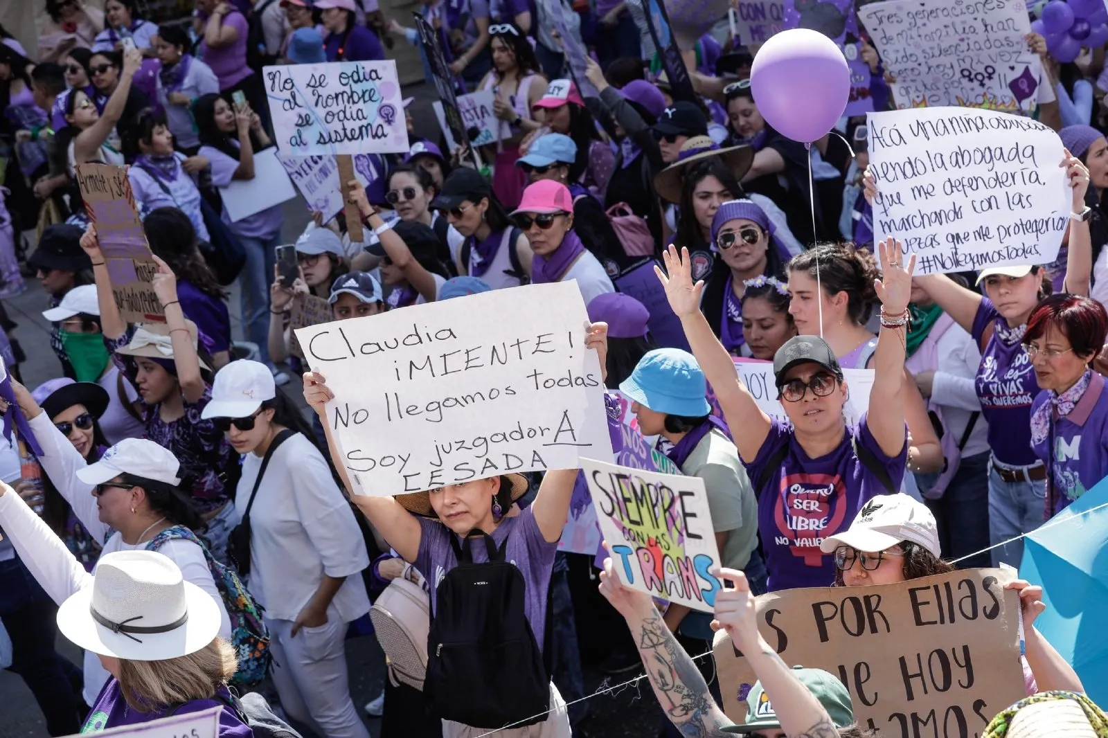 Miles de mujeres marchan en CDMX: "Claudia, no llegamos todas"