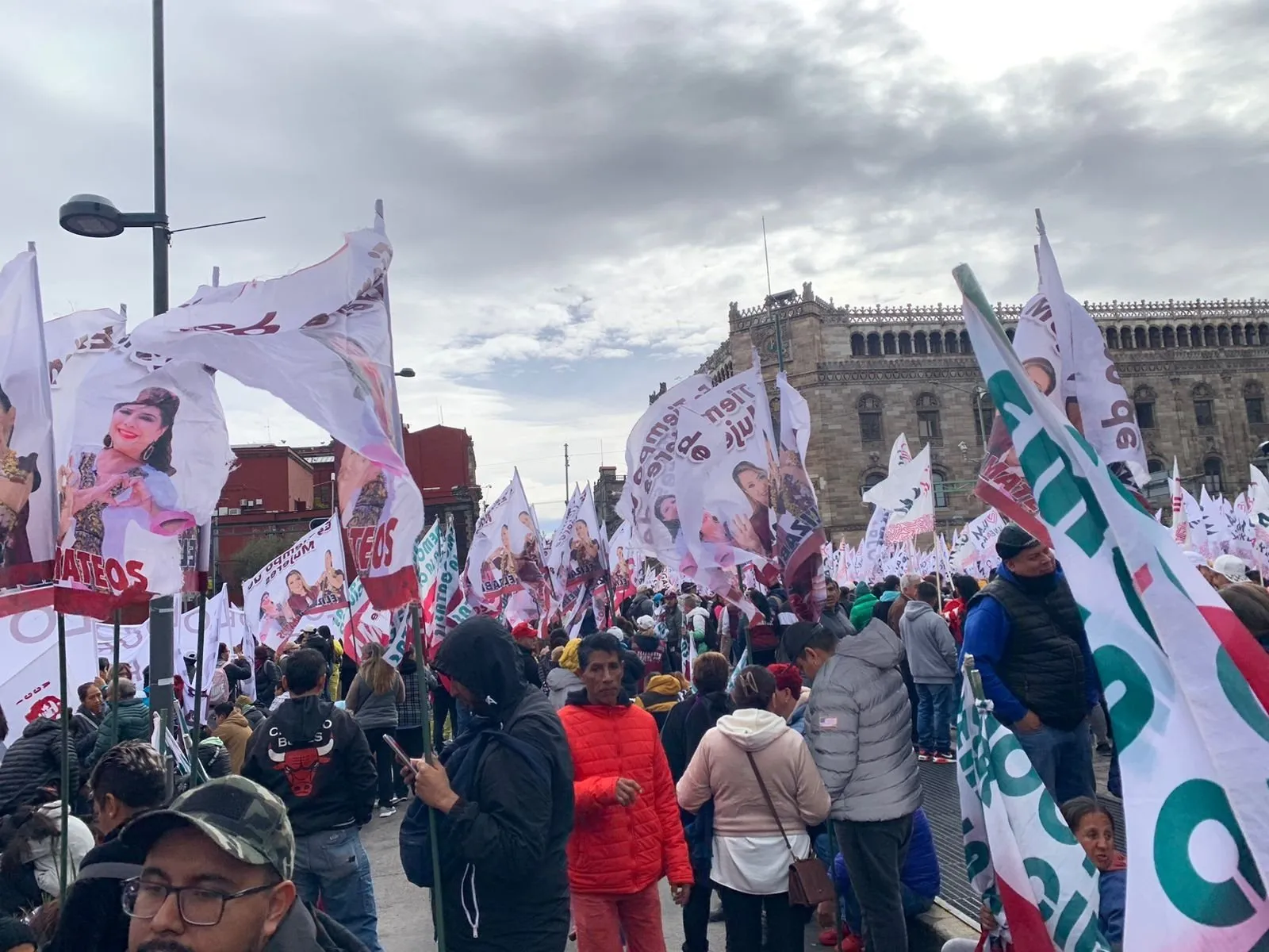 Miles de simpatizantes llegan al Zócalo para escuchar el informe de Sheinbaum (Fotogalería)