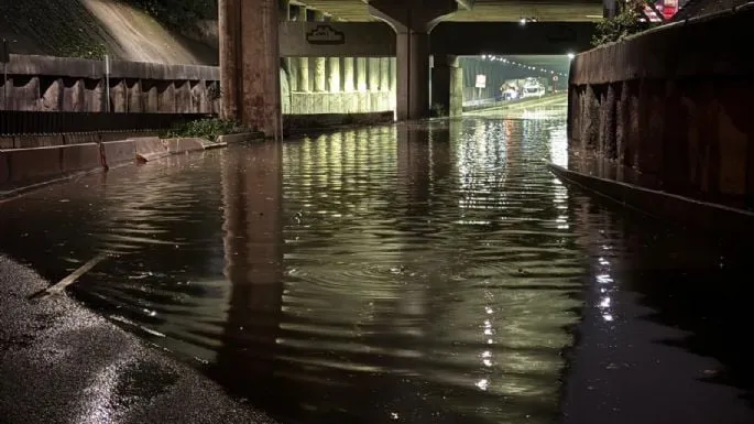 Lluvia provoca inundación en bajopuente de Periférico y Reforma; hay cierre vial (Videos)