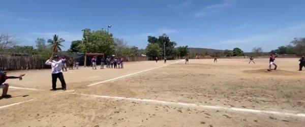 AMLO aprovecha un juego de beisbol en su gira por Sinaloa