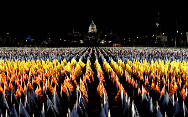 Las miles de banderas simbólicas del Capitolio en espera de que Joe Biden tome protesta EEUU.