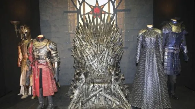 Subastan réplica del trono de Game of Thrones en casi 1.5 millones de dólares