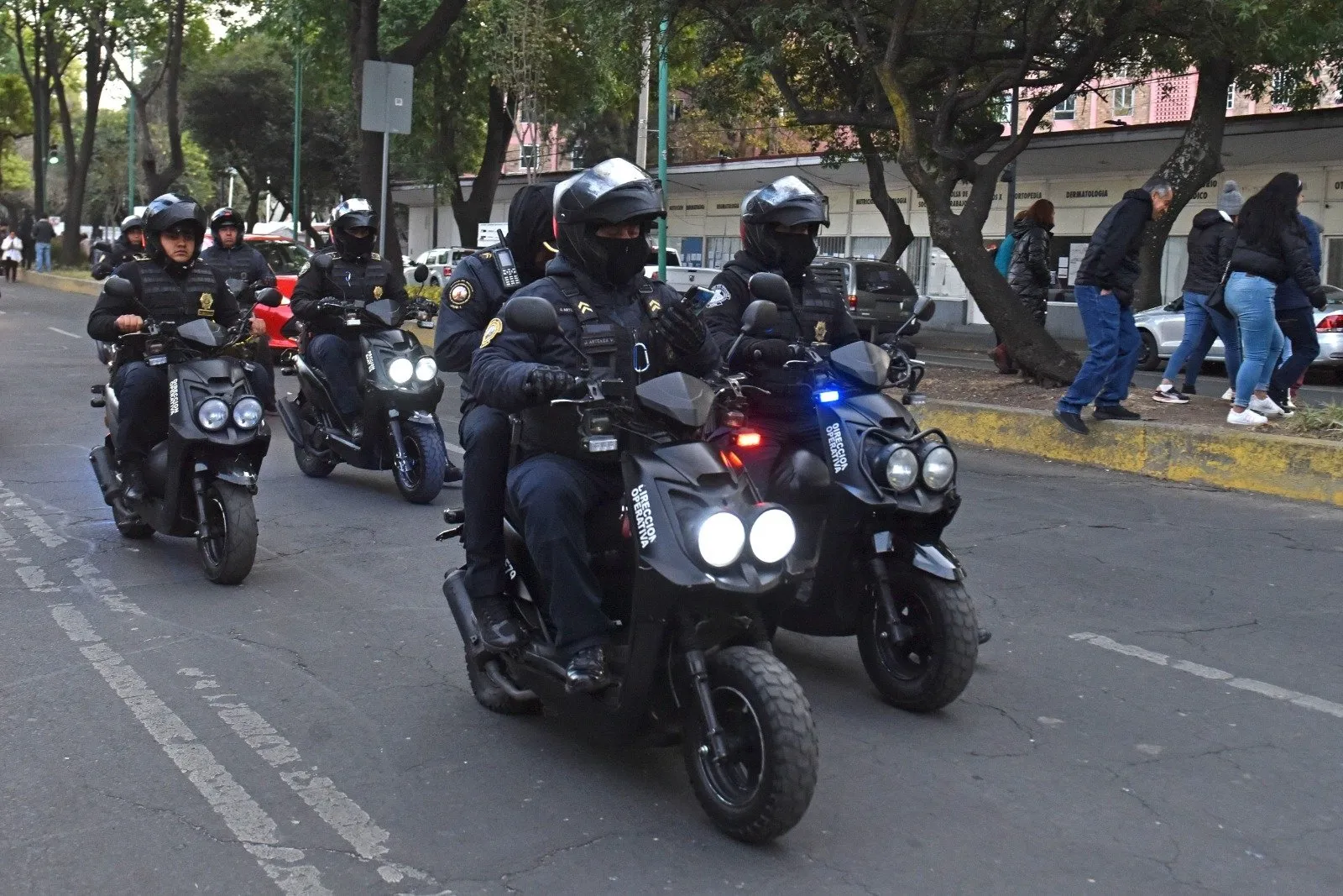 Detienen en Iztapalapa a cinco policías con medicamentos robados y mariguana