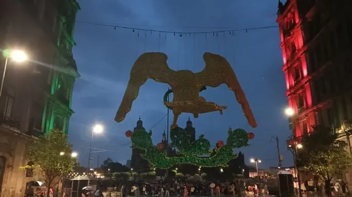 Lluvia provoca corto circuito en alumbrado patrio del Zócalo, incluida águila tridimensional