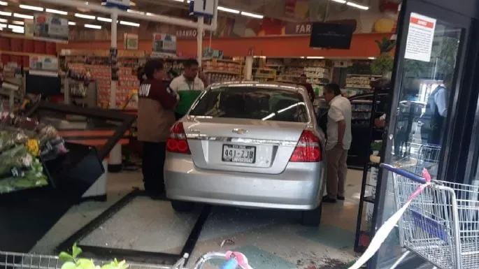 Mujer de 91 años estrella su auto contra un Sumesa y lesiona a cuatro personas en Coyoacán (Video)